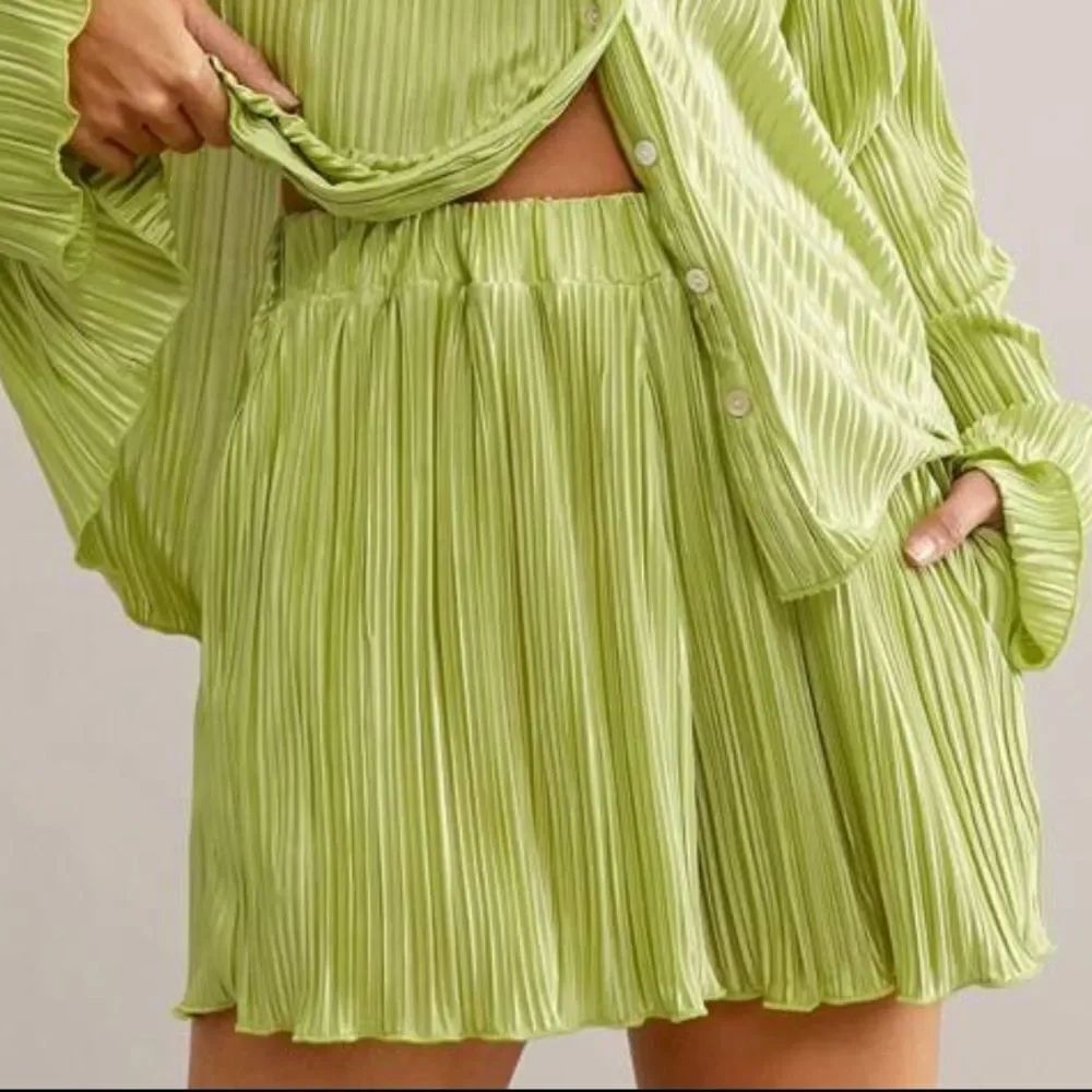 SHEIN High Waist Green Pleated Shorts (XS)